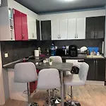 2-bedroom With Private Parking Fast Wifi 3-aircon 3-smarttvs Workdesk Youtube Premium And Netflix Апартаменты *