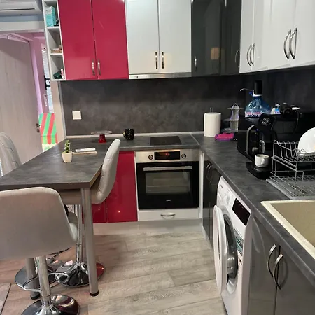 Apartament 2-bedroom With Private Parking Fast Wifi 3-aircon 3-smarttvs Workdesk Youtube Premium And Netflix *