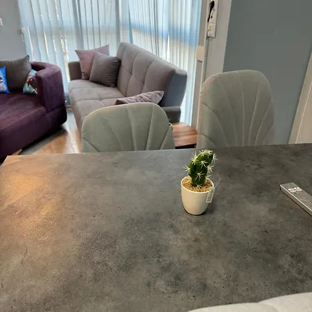 Apartament 2-bedroom With Private Parking Fast Wifi 3-aircon 3-smarttvs Workdesk Youtube Premium And Netflix *