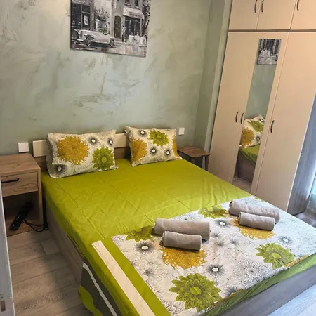 Apartament 2-bedroom With Private Parking Fast Wifi 3-aircon 3-smarttvs Workdesk Youtube Premium And Netflix *